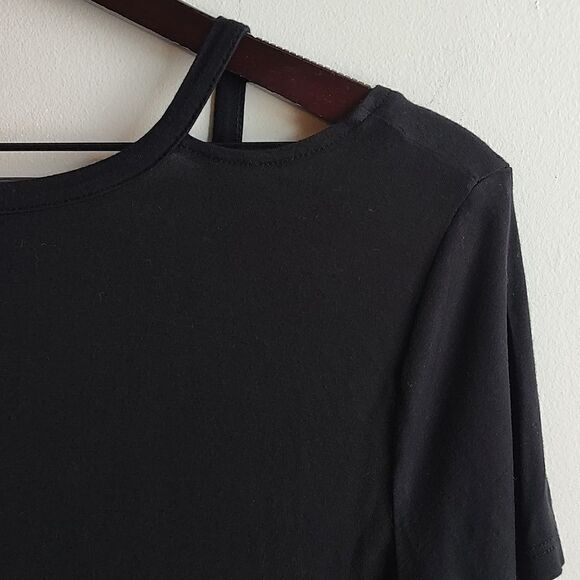 Le‎ Chateau Women's Size Medium Black Short Sleeve V-neck T-shirt - Picture 5 of 6